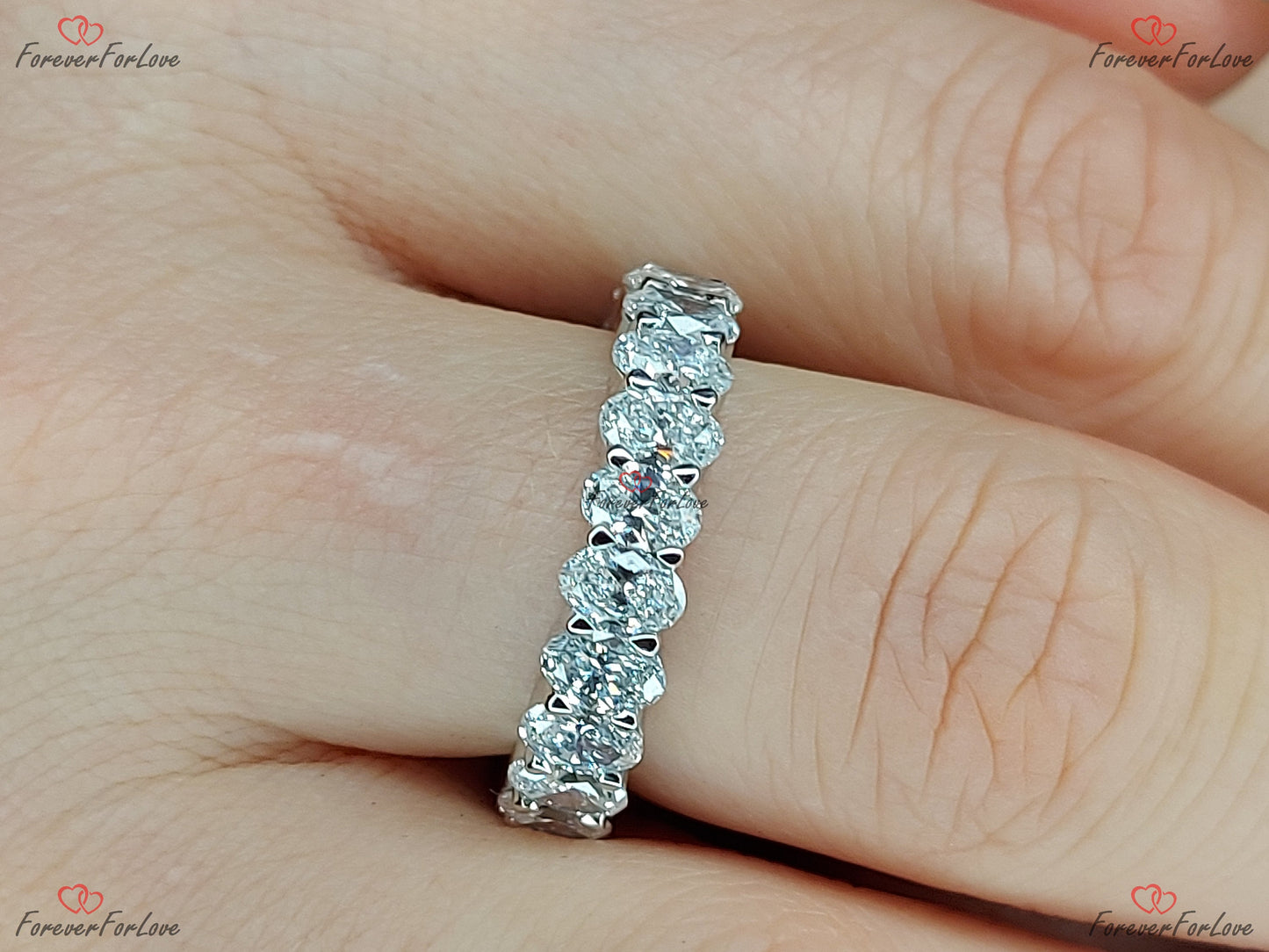 Bague Éternité Ovale Diamants de Synthèse Certifiée, Bague de Mariage en Platine Entièrement Pavée de Diamants Ovales Sertis à Griffes Partagées Oval cut Moissanite Taille Brillant engagement ring in Gold or Platinum — custom handcrafted by Forever For Love