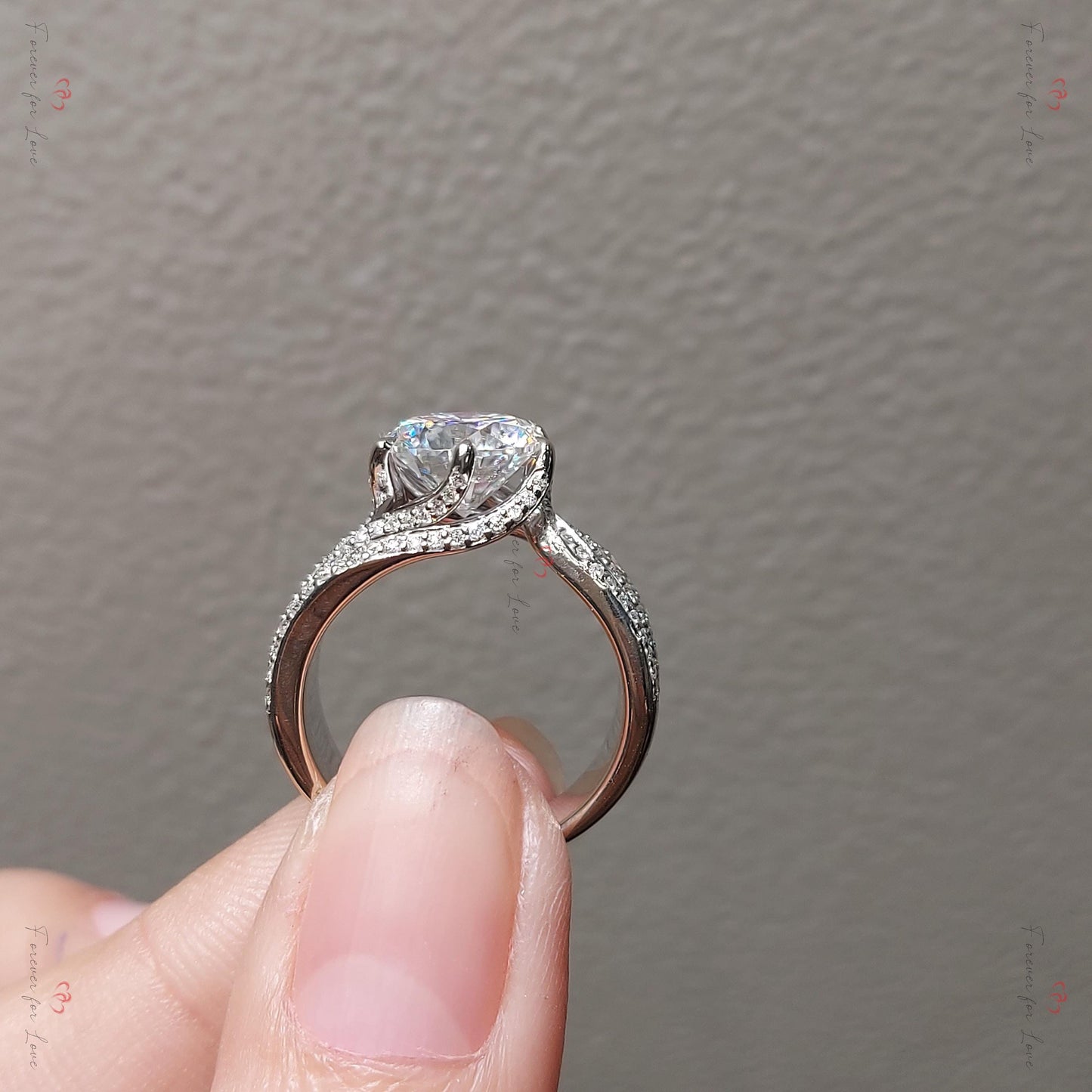 4 Karat runder Moissanit Solitär Verlobungsring Round cut Moissanite engagement ring in 935er Argentium Silber — custom handcrafted by Forever For Love
