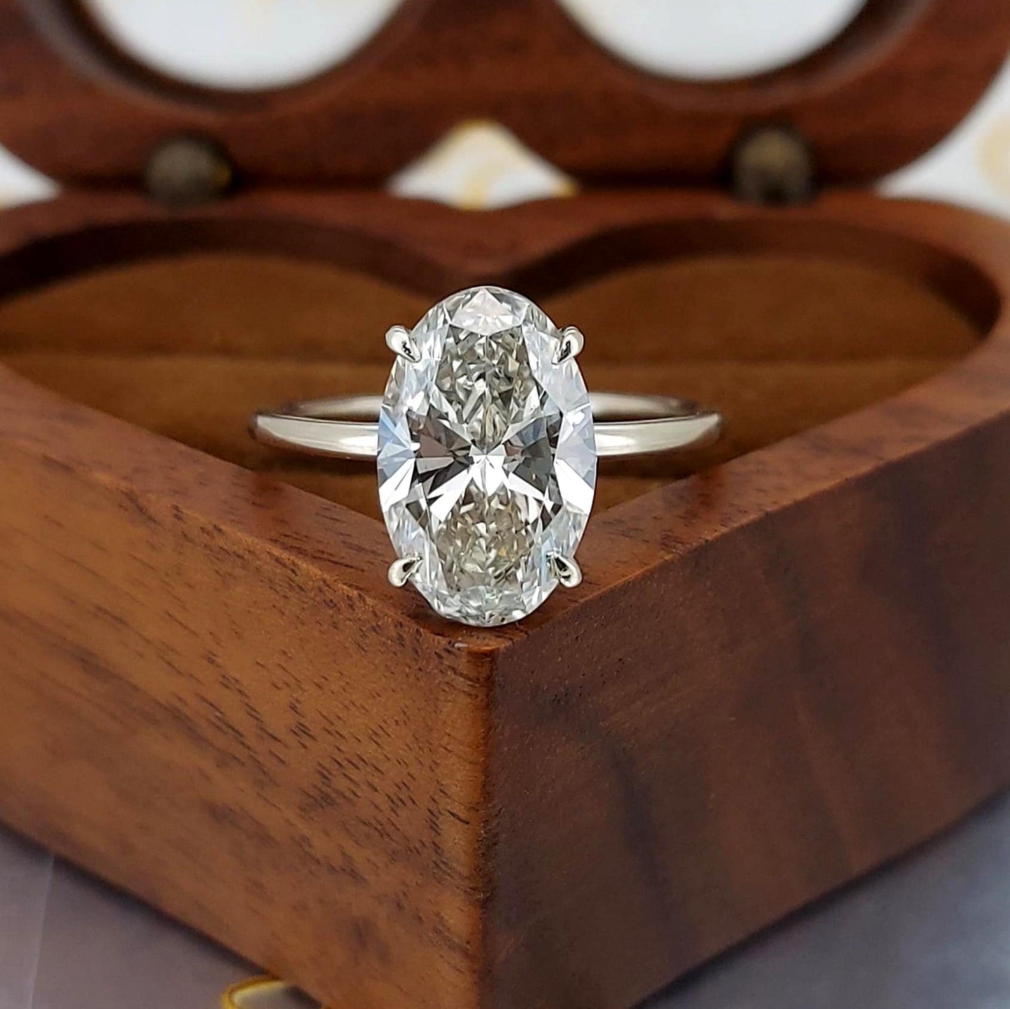 Solitaire diamant de laboratoire ovale 3 carats E VVS2 certifié Oval cut 1Ct Moissanite Taille Brillant engagement ring in Gold or Platinum — custom handcrafted by Forever For Love