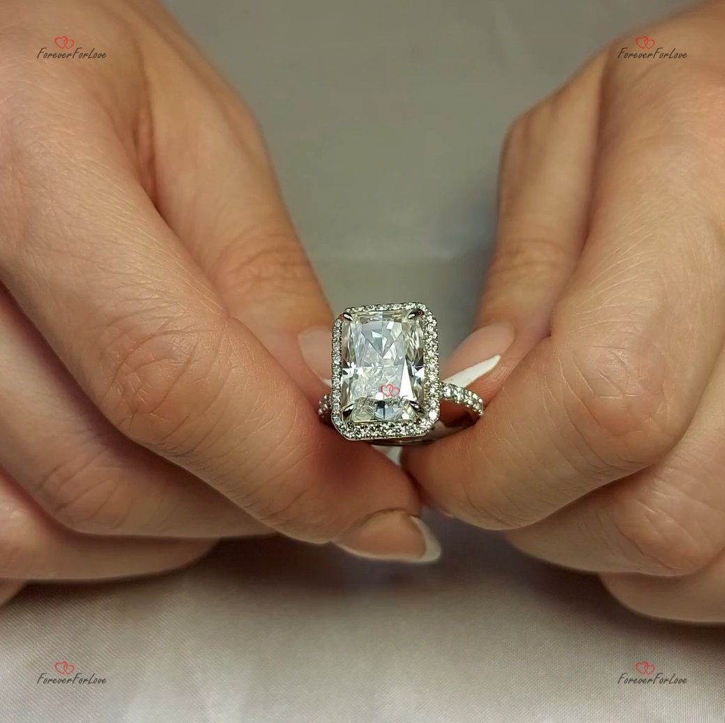 6,5 Karat strahlender Moissanit-Halo-Verlobungsring mit Pavé-Band Radiant cut Moissanite engagement ring in 935er Argentium Silber — custom handcrafted by Forever For Love