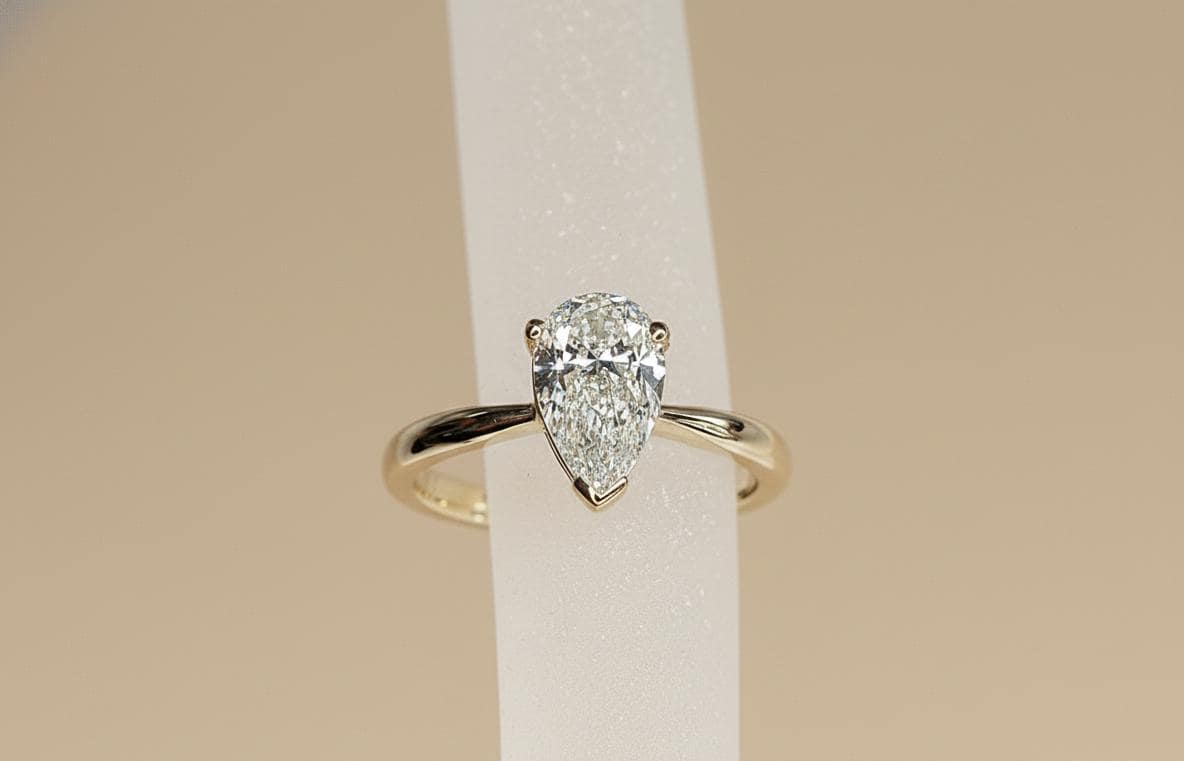 Bague de fiançailles poire 1,25 carat en diamant de laboratoire Pear cut 1Ct Moissanite Taille Brillant engagement ring in Gold or Platinum — custom handcrafted by Forever For Love