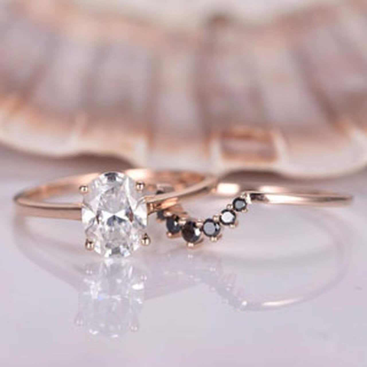Bague de fiançailles ovale en diamant et moissanite Oval cut Moissanite taille brillant engagement ring in Gold or Platinum — custom handcrafted by Forever For Love