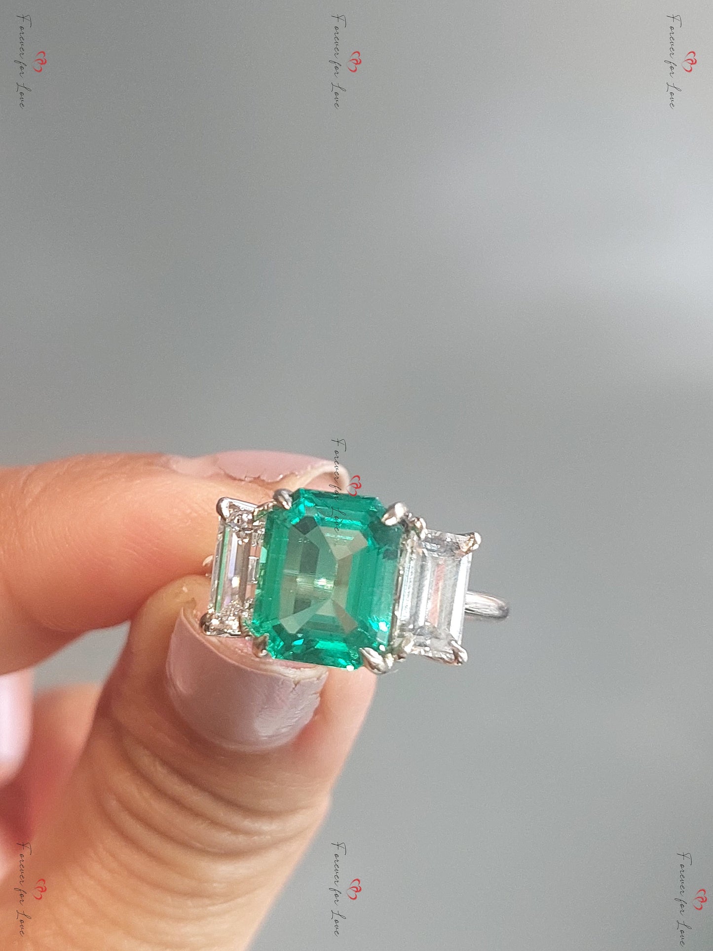 Verlobungs- und Hochzeits-Set mit Smaragd und Moissanit, handgefertigt in Weiß-/Rosé-/Gelbgold oder Platin, Smaragd-Brautring-Set, Smaragd-Antragsring Emerald cut Moissanite engagement ring in 935er Argentium Silber — custom handcrafted by Forever For Love