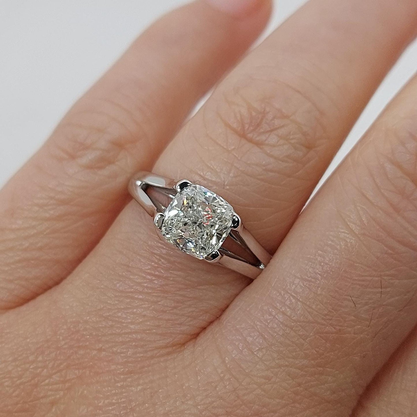 2 Karat Kissen-Labor-Diamant-Solitär-Verlobungsring Cushion cut Moissanite engagement ring in 935 Argentium Silber — custom handcrafted by Forever For Love