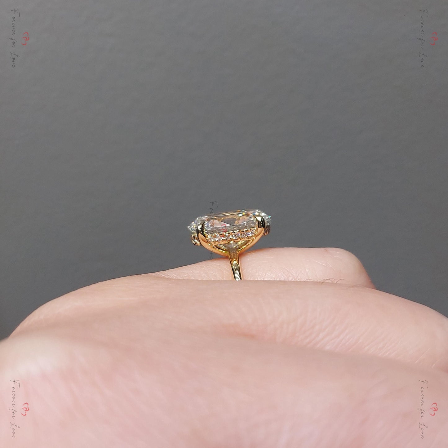 Solitärring mit ovalem Labor-Diamant, 4,5 ct, D VVS2 Oval cut Moissanite engagement ring in 935 Argentium Silber — custom handcrafted by Forever For Love