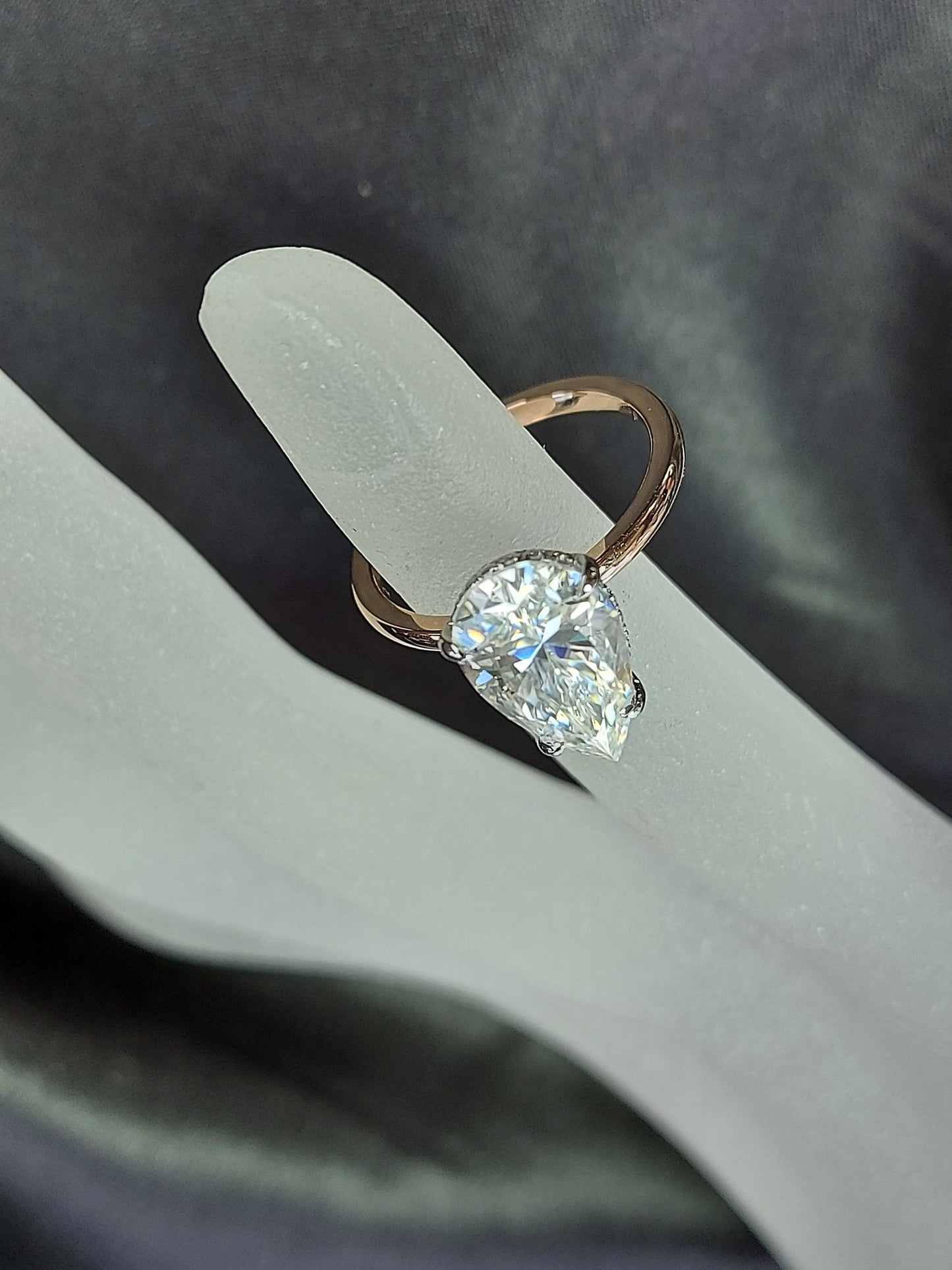 Bague de fiançailles en moissanite poire 4 carats avec halo caché Pear cut 1Ct Moissanite taille brillant engagement ring in Gold or Platinum — custom handcrafted by Forever For Love