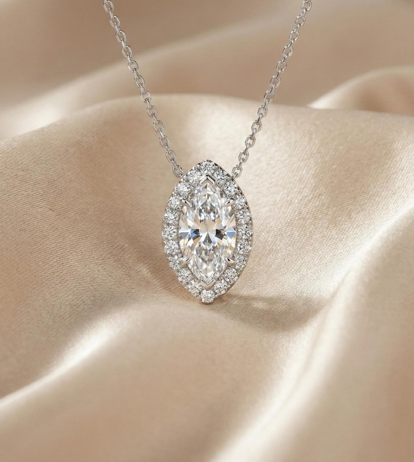 2.15 Karat IGI ZERTIFIZIERTER F/VS1 Marquise Schliff Laborgezüchteter Diamant-Halo-Anhänger mit Kette, Marquise Diamant Halo Halskette 14 Karat Weißgoldkette Moissanite engagement ring in Gold or Platinum — custom handcrafted by Forever For Love