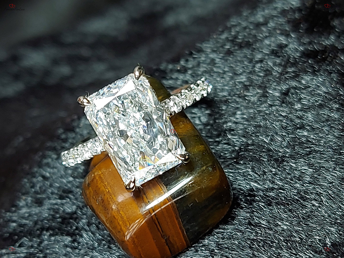 3,5 Karat IGI-zertifizierter Radiant Labordiamant Hidden Halo Verlobungsring Radiant cut Moissanite engagement ring in 935 Argentium Silber — custom handcrafted by Forever For Love