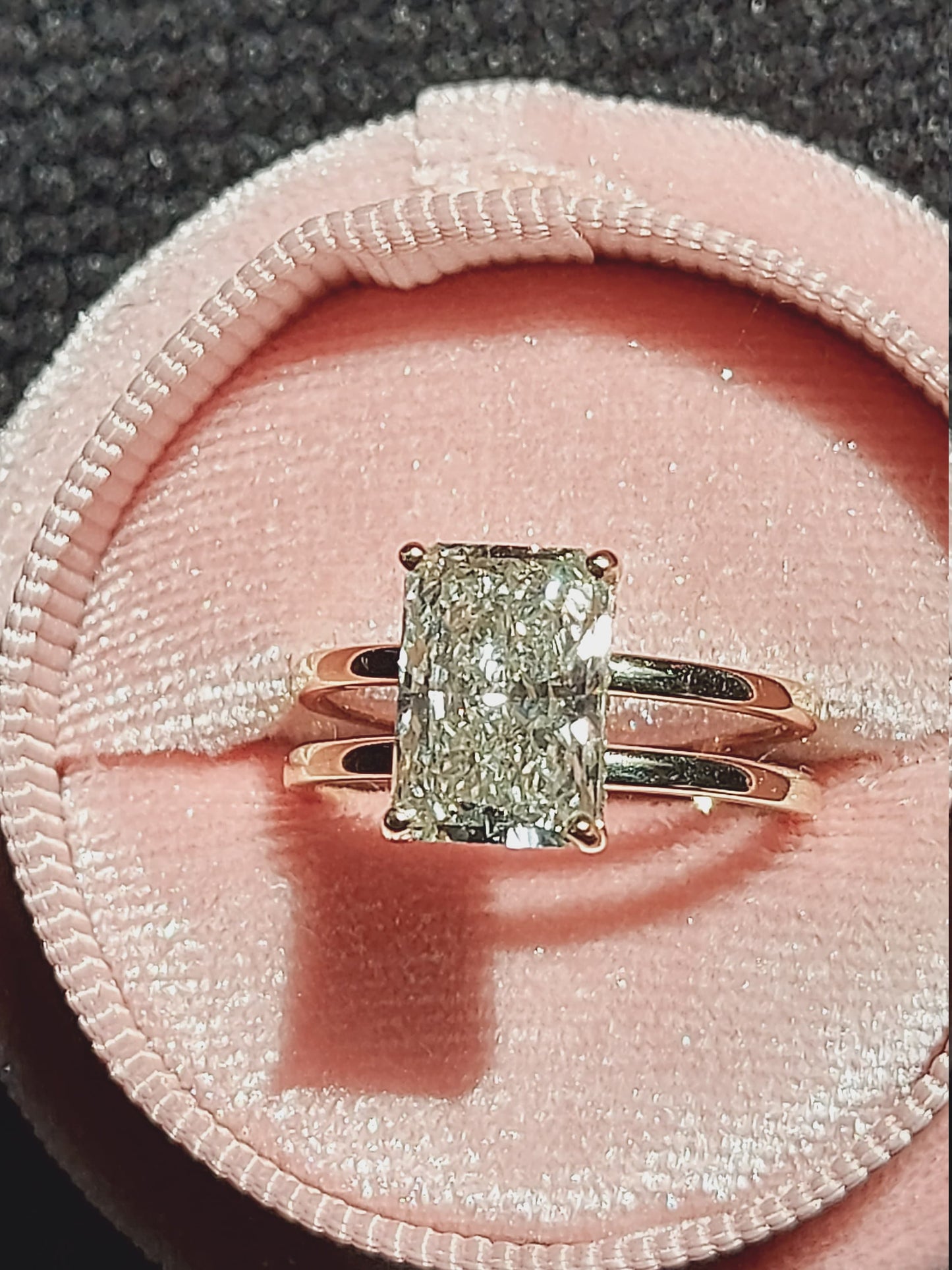 2,6 Karat IGI-zertifizierter Solitär-Verlobungsring mit Radiant-Schliff aus dem Labor Radiant cut Moissanite engagement ring in 935 Argentium Silber — custom handcrafted by Forever For Love