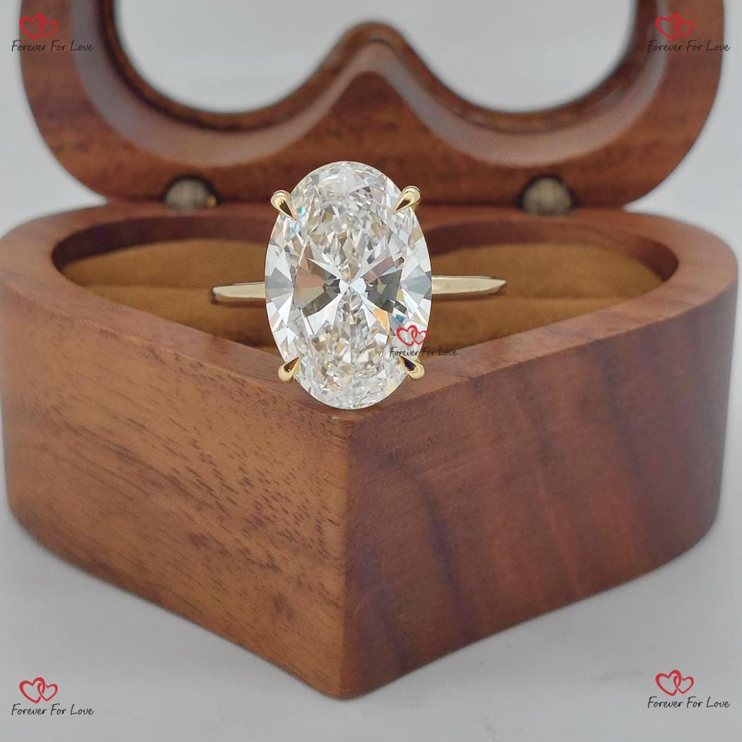 Bague de Fiançailles Solitaire Ovale en Diamant de Laboratoire de 2,5 Carats Oval cut 1Ct Moissanite taille brillant engagement ring in Gold or Platinum — custom handcrafted by Forever For Love