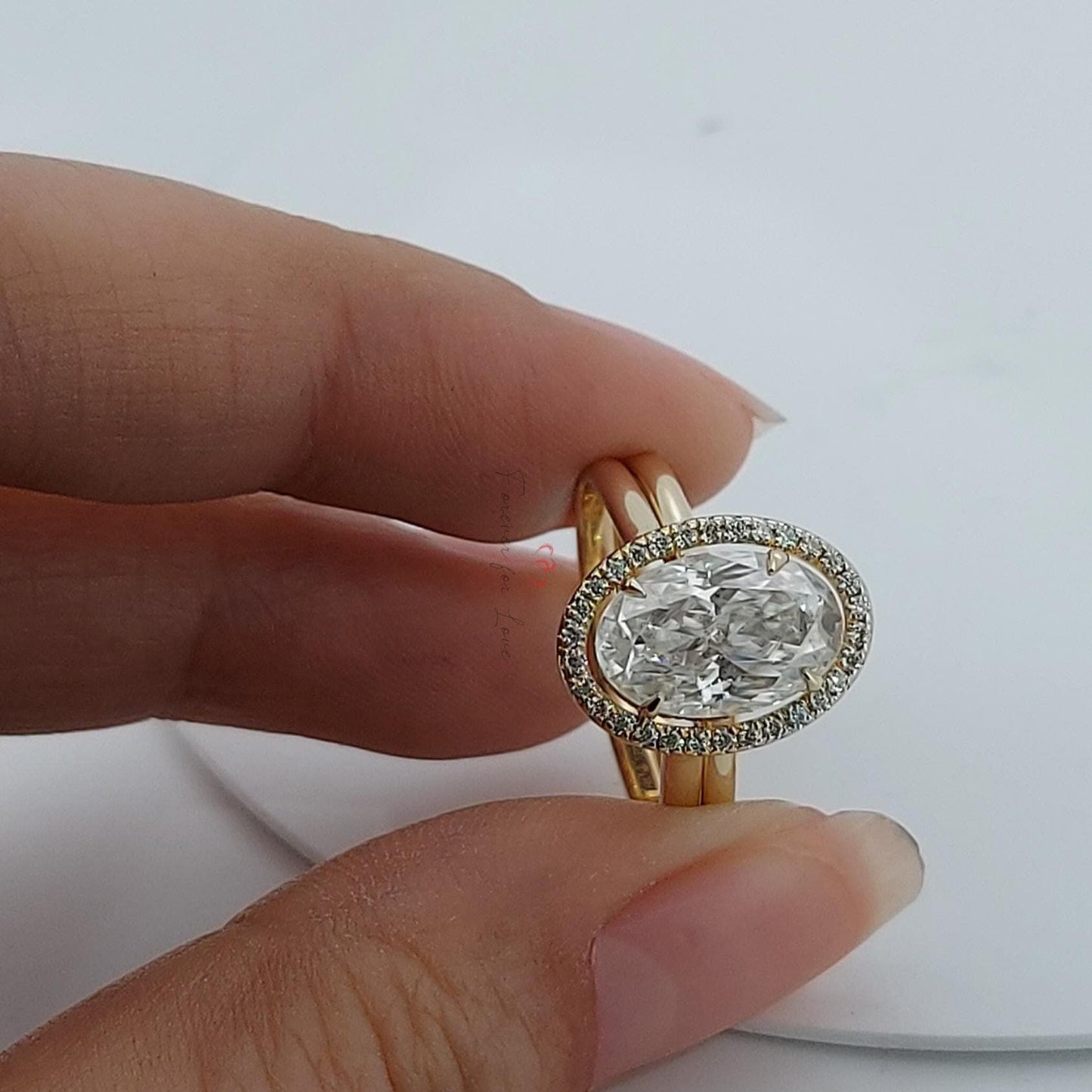 Bague de mariage unique avec insert ovale, bague en or jaune 14 carats, bague de 3 carats en moissanite taille ovale, bague halo ouverte magnifique Oval cut 1Ct Moissanite Taille Brillant engagement ring in Gold or Platinum — custom handcrafted by Forever For Love