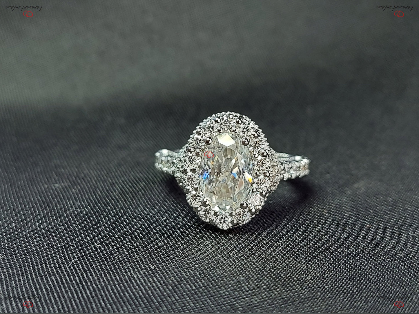 1,5 Karat ovaler Crushed-Ice-Moissanit-Verlobungsring im Vintage-Stil Oval cut Moissanite engagement ring in 935 Argentium Silber — custom handcrafted by Forever For Love