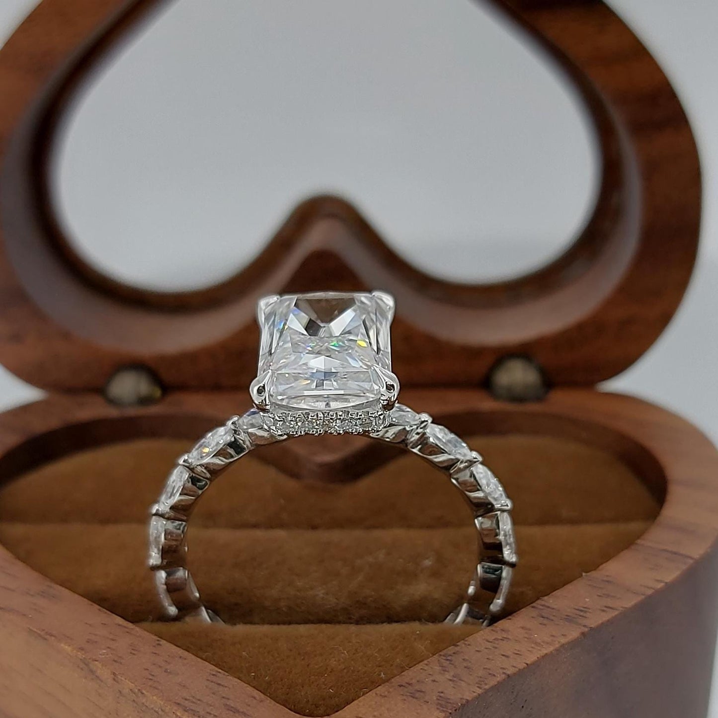6 Karat strahlender Moissanit-Verlobungsring mit Karat-Optionen Radiant cut Moissanite engagement ring in 935 Argentium Silber — custom handcrafted by Forever For Love