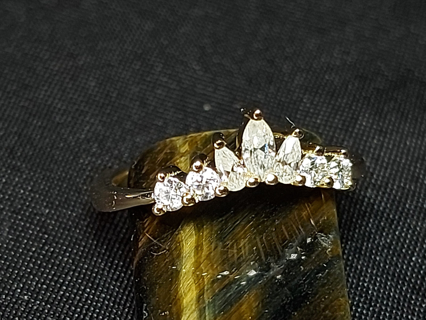 Verlobungsring aus Moissanit und Diamant im Smaragdschliff mit Marquise-Akzenten Emerald cut Moissanite engagement ring in 935er Argentium Silber — custom handcrafted by Forever For Love