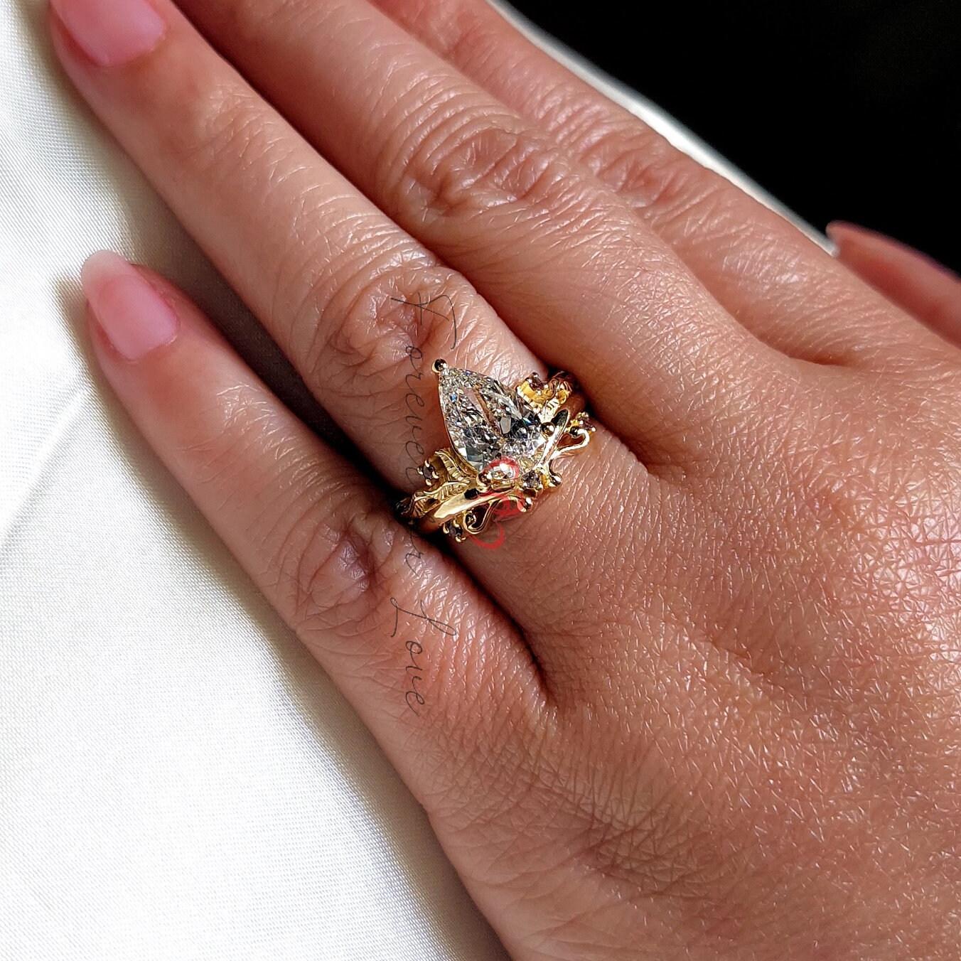 2 Karat birnenförmiger Labor-Diamant (F+ VVS2+) Solitär-Verlobungsring Pear cut Moissanite engagement ring in 935er Argentium Silber — custom handcrafted by Forever For Love