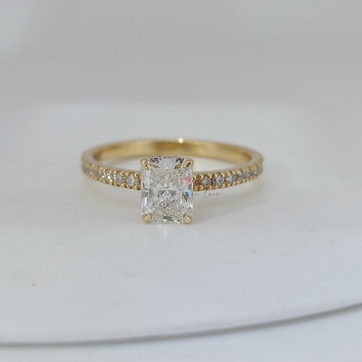 1 Karat IGI-zertifizierter Radiant-Labor-Diamant-Verlobungsring mit verstecktem Halo Radiant cut Moissanite engagement ring in 935 Argentium Silber — custom handcrafted by Forever For Love