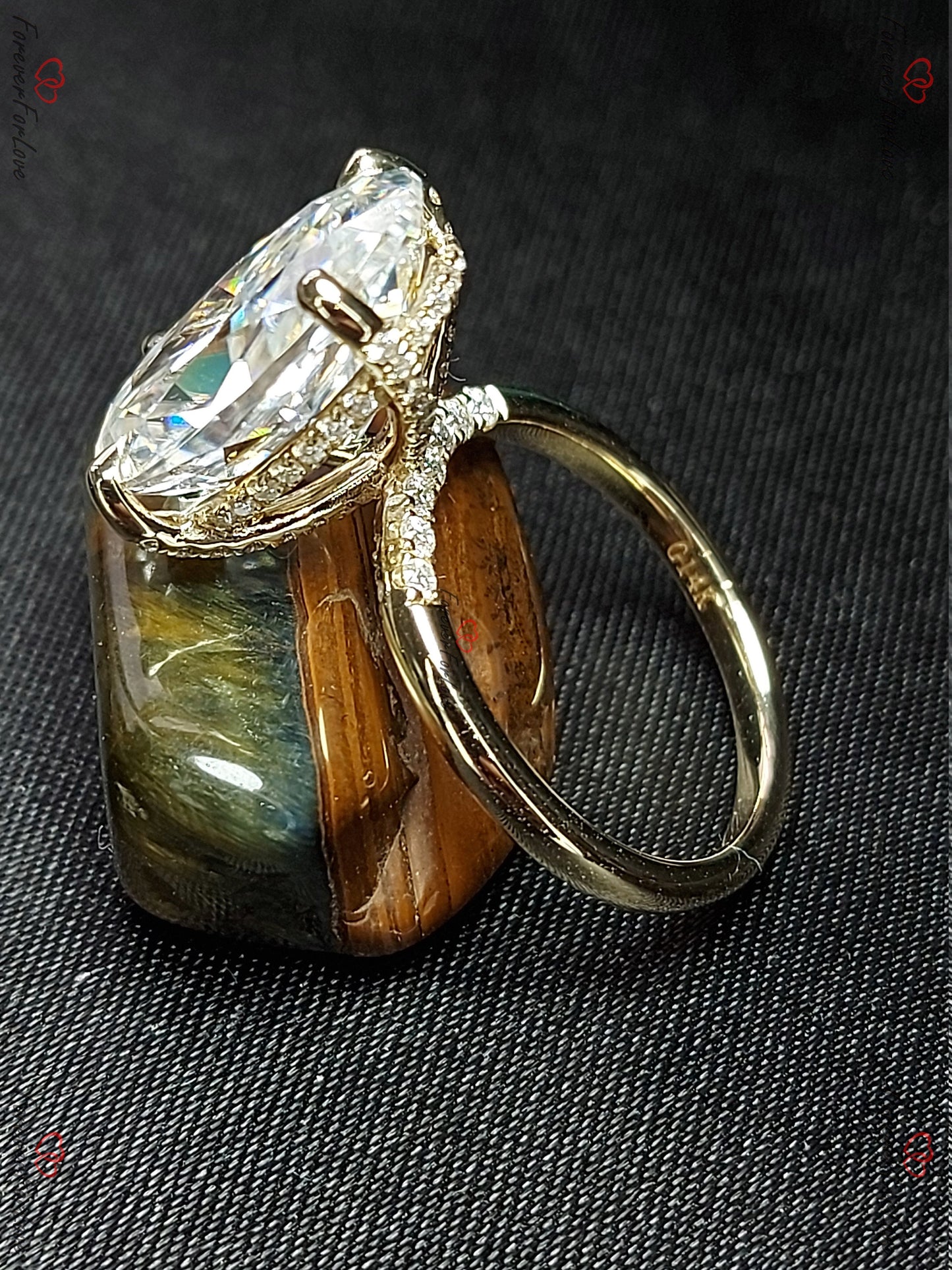 Bague de fiançailles solitaire ovale 7 carats en diamant et moissanite avec halo caché Oval cut 1Ct Moissanite taille brillant engagement ring in Gold or Platinum — custom handcrafted by Forever For Love
