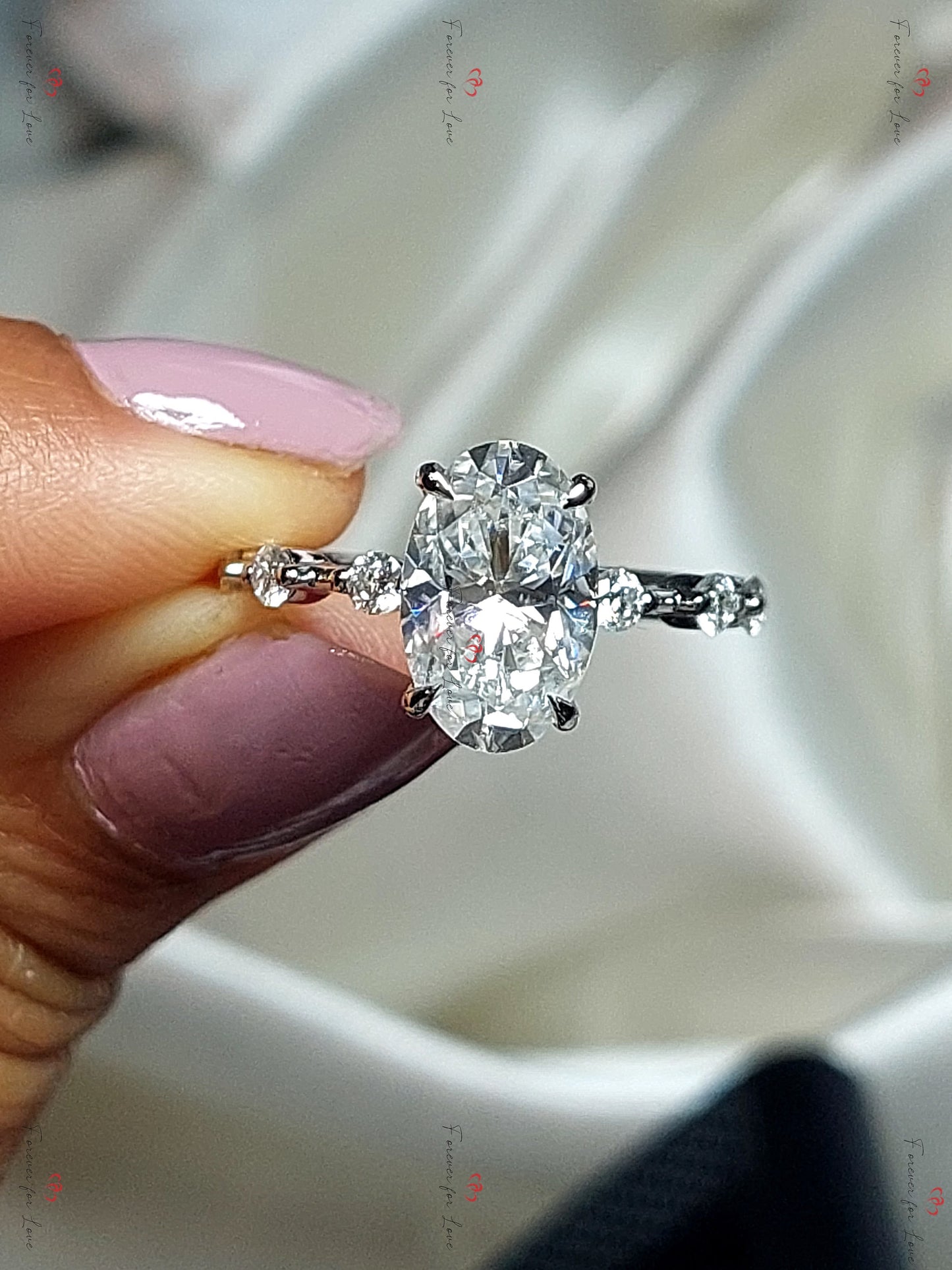 2,5 Karat ovaler Moissanit-Verlobungsring Oval cut Moissanite engagement ring in 935er Argentium Silber — custom handcrafted by Forever For Love