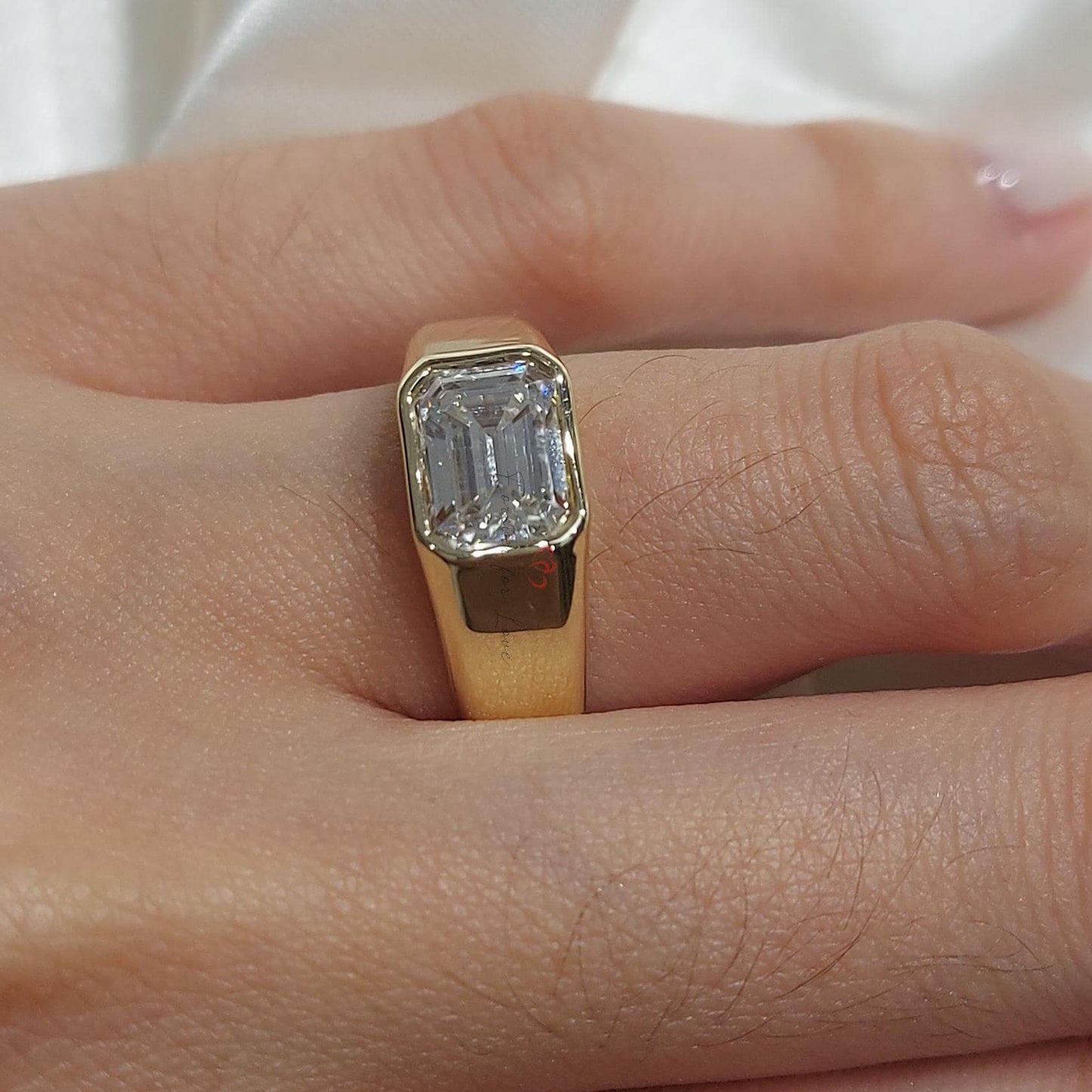 Verlobungsring mit Kissen-Labor-Diamant und Smaragd im Solitär-Schliff Cushion cut Moissanite engagement ring in 935er Argentium Silber — custom handcrafted by Forever For Love