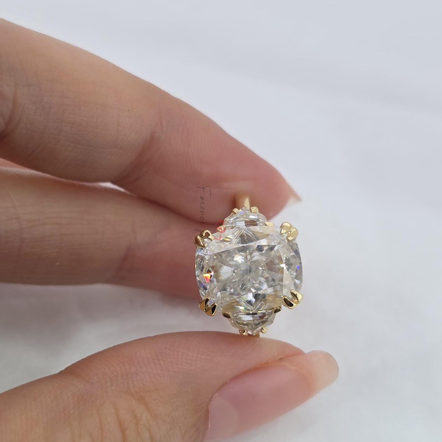 Bague de fiançailles en moissanite taille coussin, bague de fiançailles avec halo caché, solitaire taille coussin, taille coussin en or massif, bague de demande en solitaire. Cushion cut 1Ct Moissanite taille brillant engagement ring in Gold or Platinum — custom handcrafted by Forever For Love