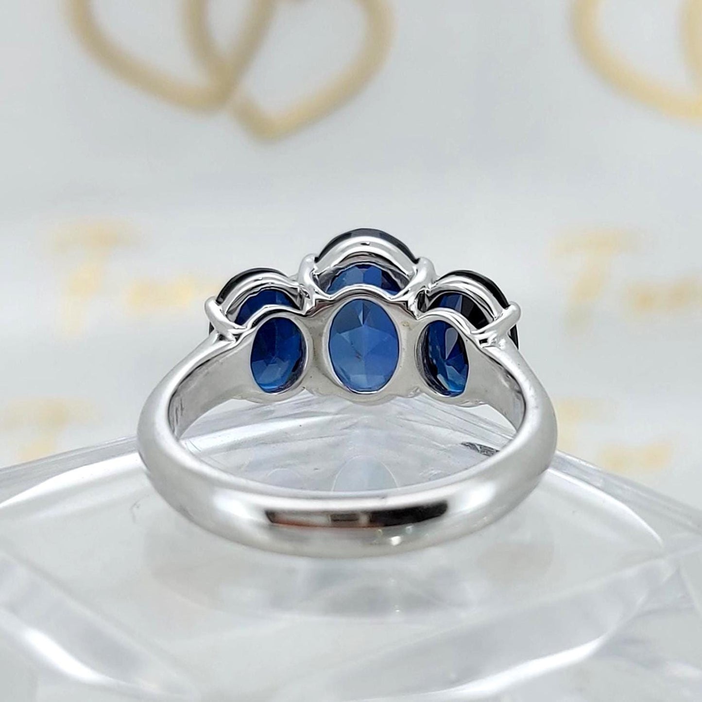 14k Ring mit oval geschliffenem, tief königsblauem Saphir, blauer Saphir, oval geschliffener Saphirring, im Labor hergestellter Saphir, ethisch unbedenklich, perfektes Geschenk Oval cut Moissanite engagement ring in 935 Argentium Silber — custom handcrafted by Forever For Love