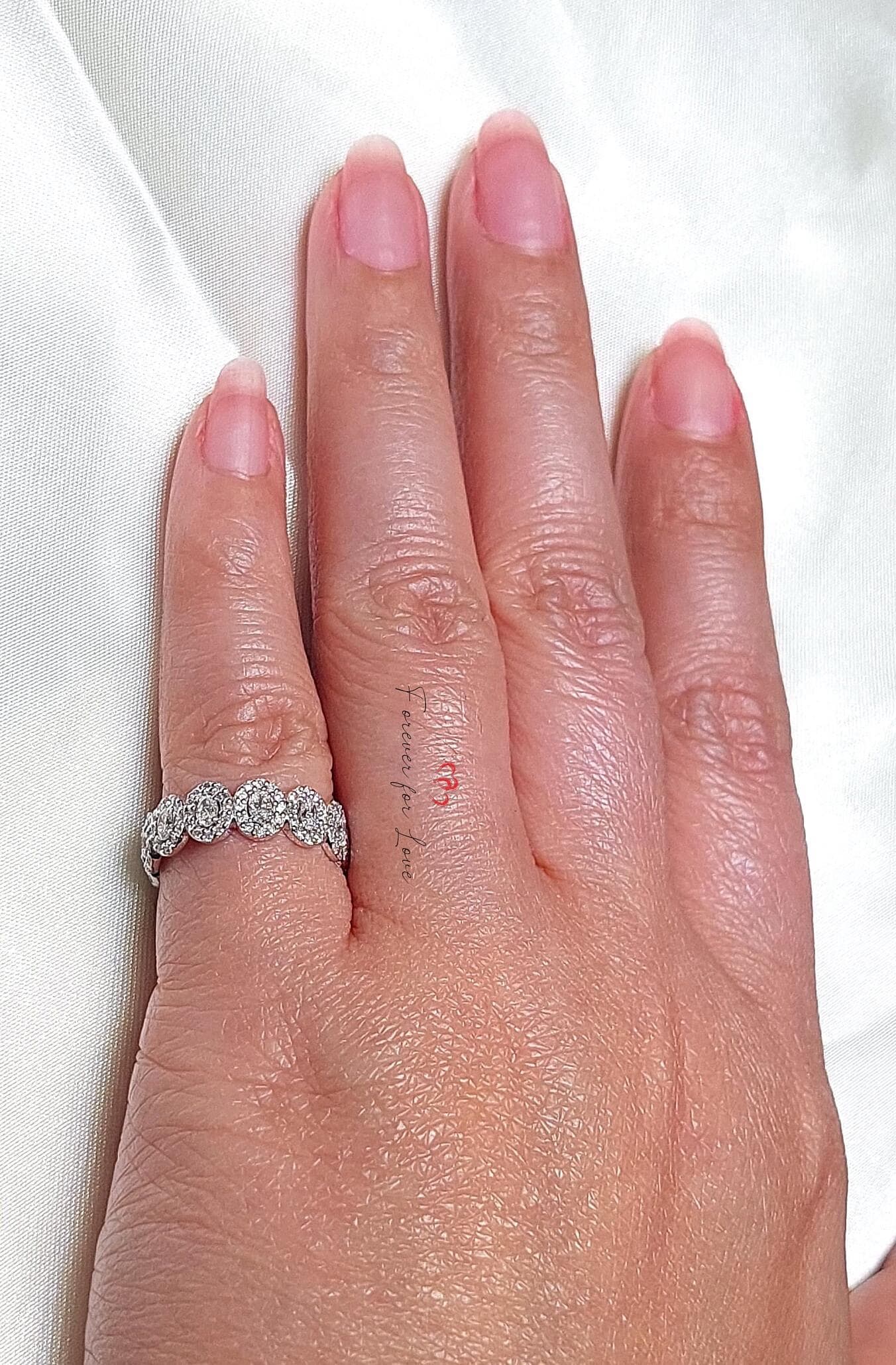 Alliance éternité Halo sertie d'ovales en diamants, 3*2mm chaque, entièrement sertie or 14K / Bague anniversaire ovale en diamants de laboratoire pour femme. Oval cut Moissanite taille brillant engagement ring in Gold or Platinum — custom handcrafted by Forever For Love
