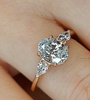 1.5 Ct Oval Diamond Engagement Ring