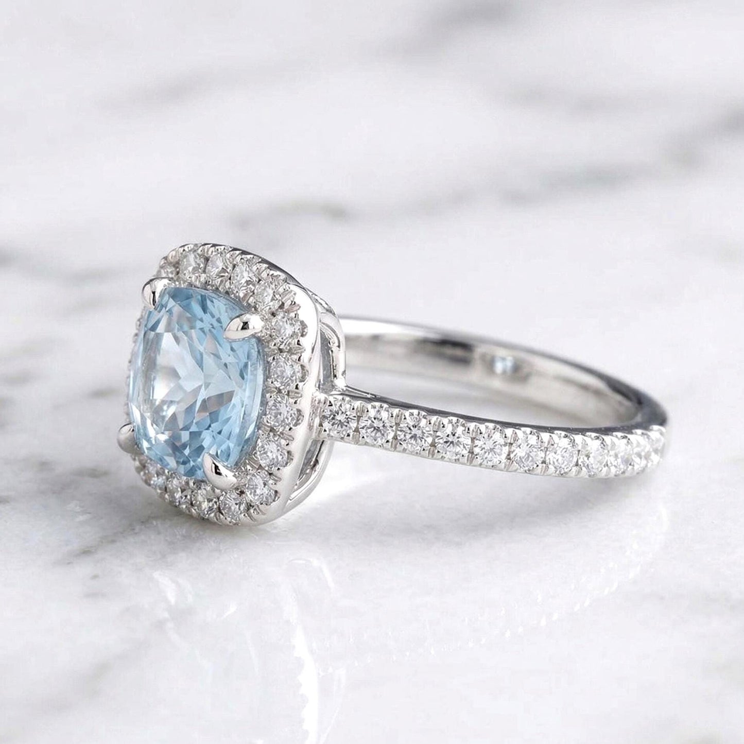 1,25 Karat runder Diamant, Aquamarin Halo Verlobungsring Round cut Moissanite engagement ring in 935 Argentium Silber — custom handcrafted by Forever For Love