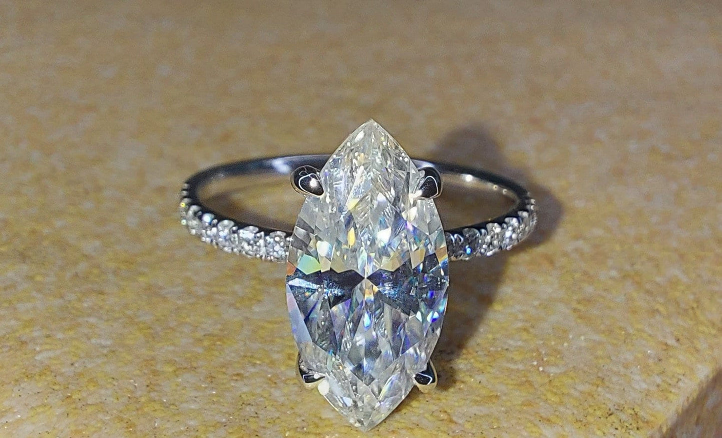 Verlobungsring mit 4 Karat Marquise-Naturdiamant, Moissanit und verstecktem Halo Marquise cut Moissanite engagement ring in 935 Argentium Silber — custom handcrafted by Forever For Love