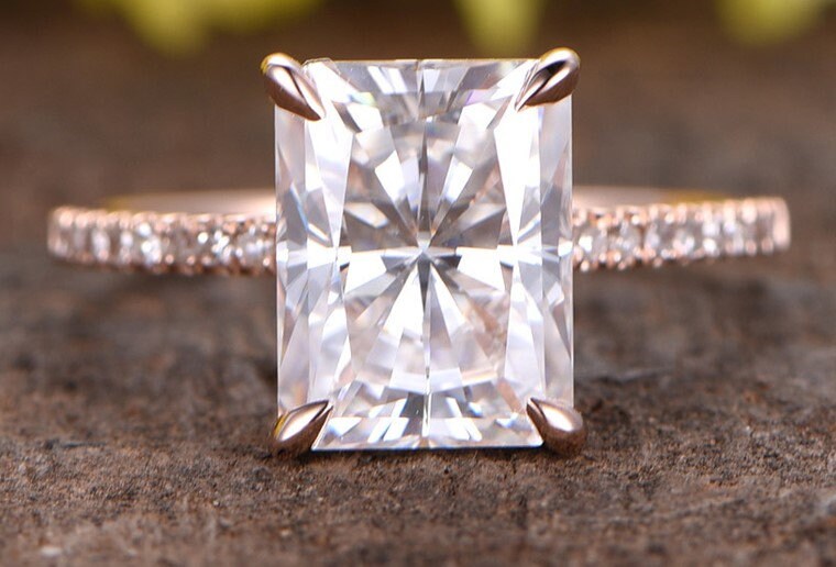 Bague de Fiançailles Radiant en Moissanite 2 Carats Radiant cut 1Ct Moissanite taille brillant engagement ring in Gold or Platinum — custom handcrafted by Forever For Love