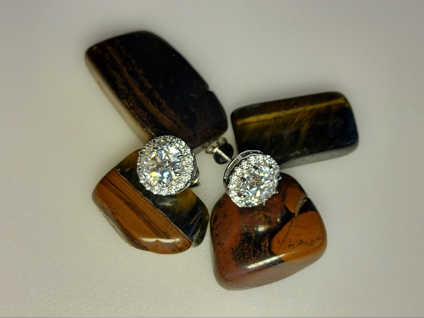 5 Karat Old Mine Cut Halo Runde Ohrstecker mit Schraubverschluss aus massivem 14 Karat Weißgold Vintage Diamant-Ohrstecker Moissanite engagement ring in Gold or Platinum — custom handcrafted by Forever For Love