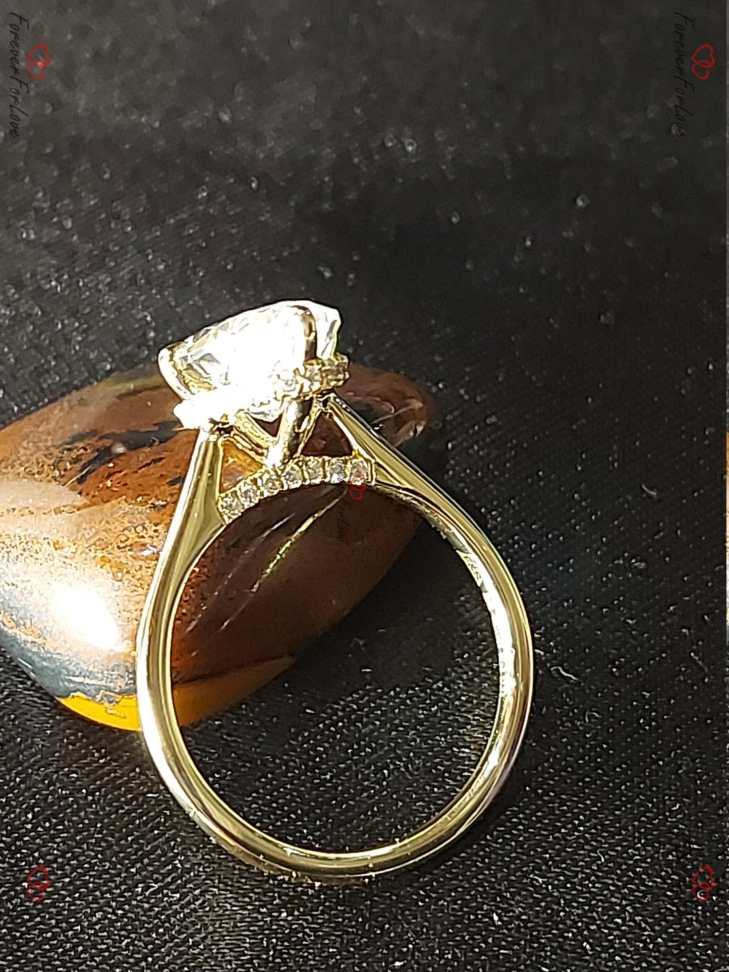 3 Karat ovaler Moissanit-Verlobungsring mit verstecktem Halo Oval cut Moissanite engagement ring in 935 Argentium Silber — custom handcrafted by Forever For Love