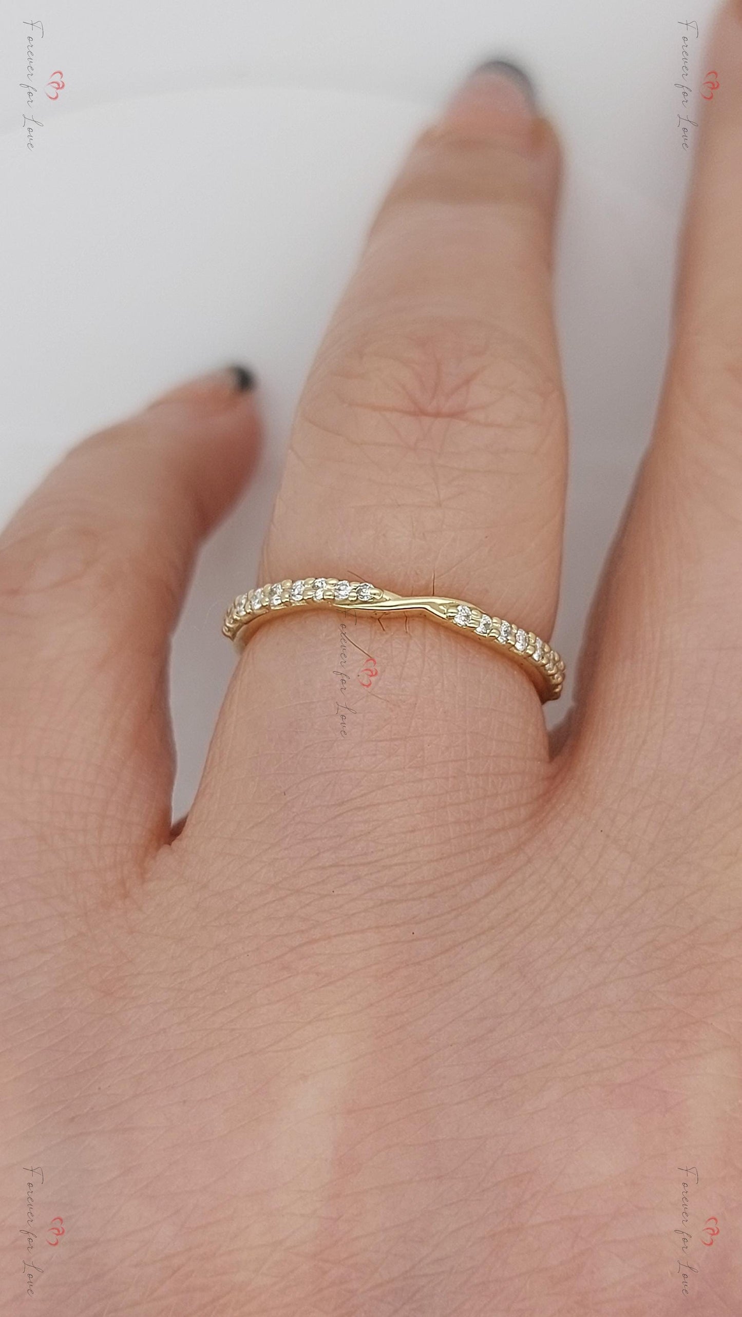 Bague torsadée en or massif éternel avec une bague de mariage assortie en diamant pavé en forme de nœud d'amour, cadeau pour elle Round cut Moissanite taille brillant engagement ring in Gold or Platinum — custom handcrafted by Forever For Love
