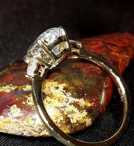 Bague de fiançailles ovale avec diamant de 1,5 carat Oval cut 1Ct Moissanite taille brillant engagement ring in Gold or Platinum — custom handcrafted by Forever For Love