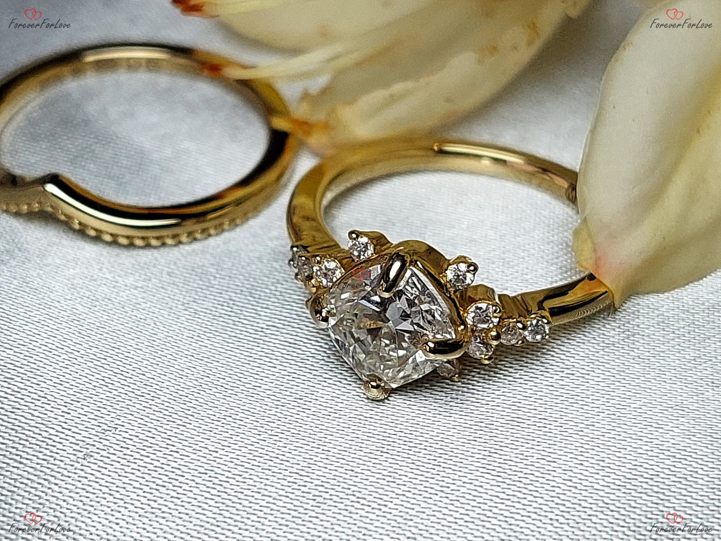Bague de fiançailles en diamant de laboratoire taille coussin de 1,5 carat certifié IGI Cushion cut Moissanite engagement ring in Gold or Platinum — custom handcrafted by Forever For Love