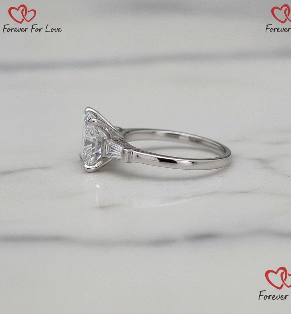 3.5 Karat IGI-zertifizierter Prinzess-Labor-Diamant-Verlobungsring mit drei Steinen Princess cut Moissanite engagement ring in Gold or Platinum — custom handcrafted by Forever For Love