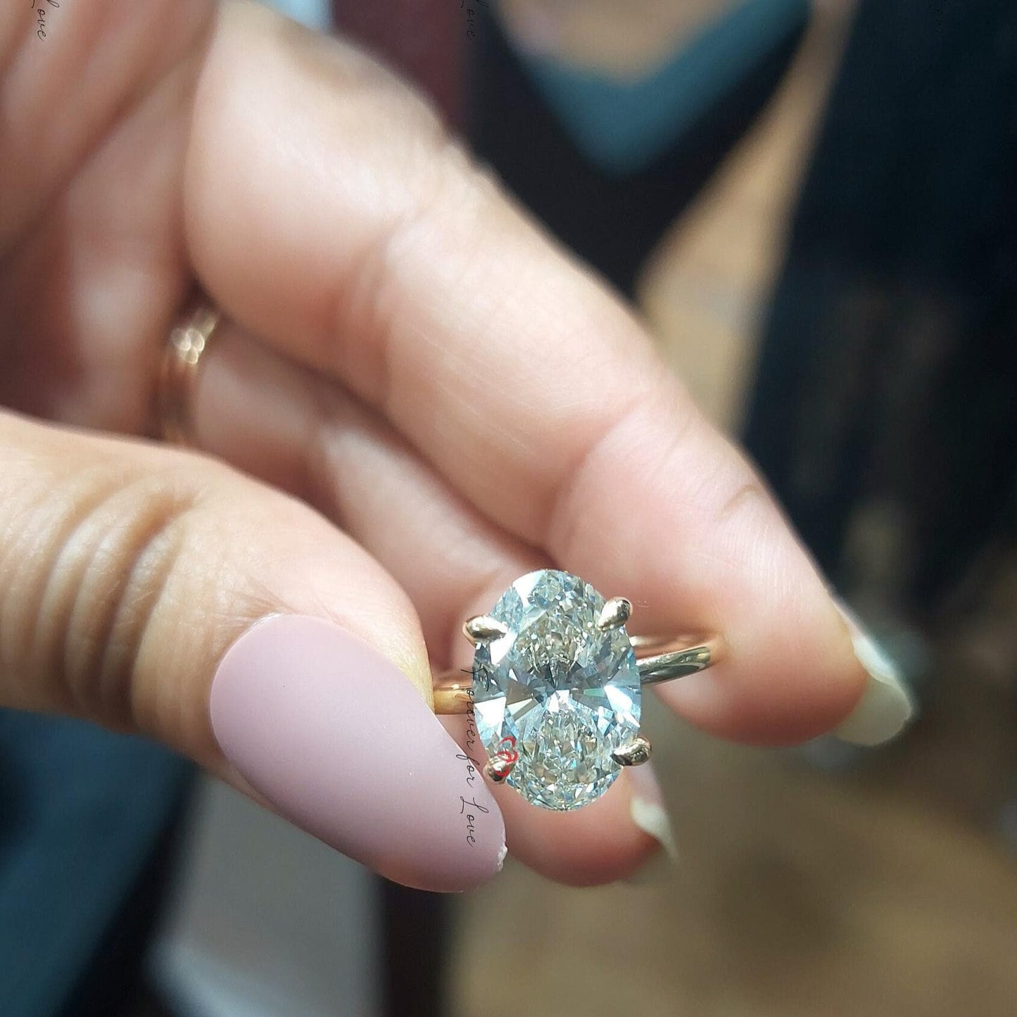 4 Karat ovaler Labor-Diamant mit verstecktem Halo, Solitär Moissanite engagement ring in 935 Argentium Silber — custom handcrafted by Forever For Love