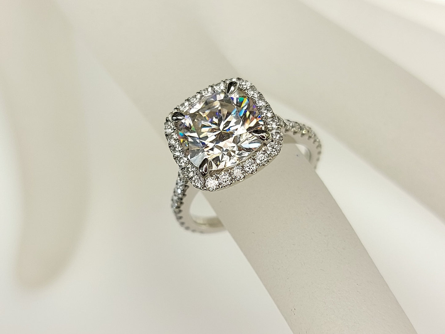 3 Karat Kissen geschliffener Halo Moissanit Verlobungsring 14k Weißgold, echter UK Hallmark Ehering Diamant Halo Cushion cut Moissanite engagement ring in 935 Argentium Silber — custom handcrafted by Forever For Love
