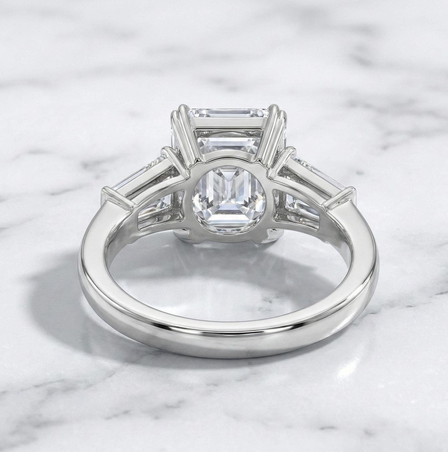 3,5 Karat D Farbe VVS2 Reinheit IGI ZERTIFIZIERTER Asscher-Schliff Drei-Stein Lab Grown Diamant Verlobungsring, seitliche Baguettes 14k Weißgold Asscher cut Moissanite engagement ring in Gold or Platinum — custom handcrafted by Forever For Love