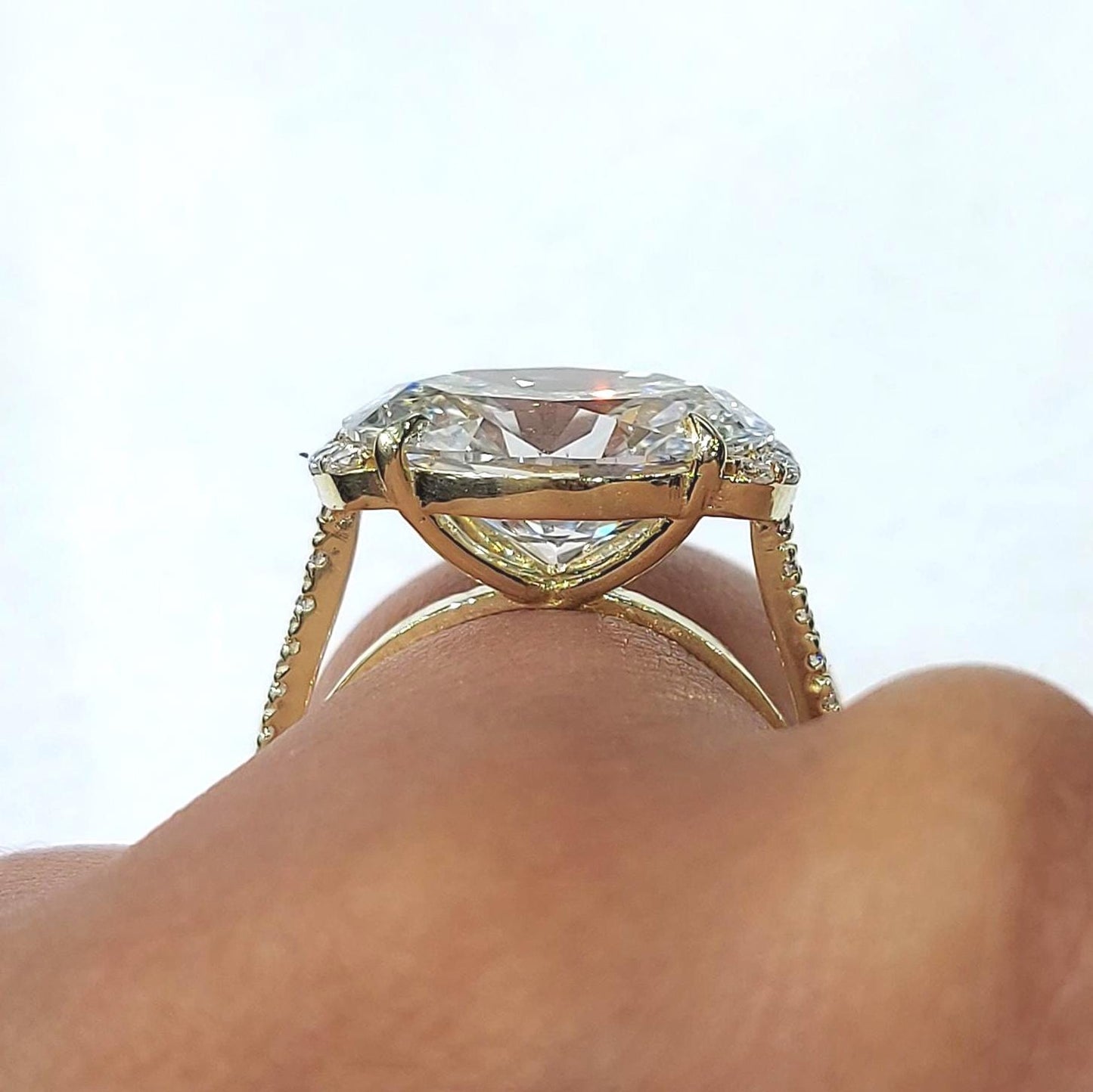 Bague de fiançailles solitaire en or massif 14 carats avec diamant de laboratoire certifié IGI de 5,5 carats, taille ovale est-ouest, couleur E / pureté VVS2, et pierres latérales rondes – Cadeau parfait Round cut 1Ct Moissanite taille brillant engagement ring in Gold or Platinum — custom handcrafted by Forever For Love