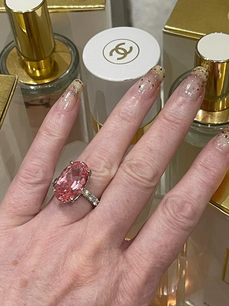 Bague de fiançailles avec saphir rose ovale de 10 carats Oval cut 1Ct Saphir naturel engagement ring in Gold or Platinum — custom handcrafted by Forever For Love