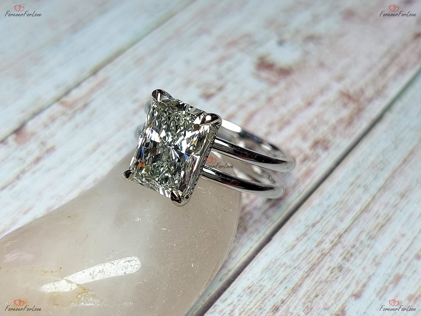 Bague de fiançailles solitaire à diamant radiant certifié IGI de 2,6 carats Radiant cut 1Ct Moissanite taille brillant engagement ring in Gold or Platinum — custom handcrafted by Forever For Love