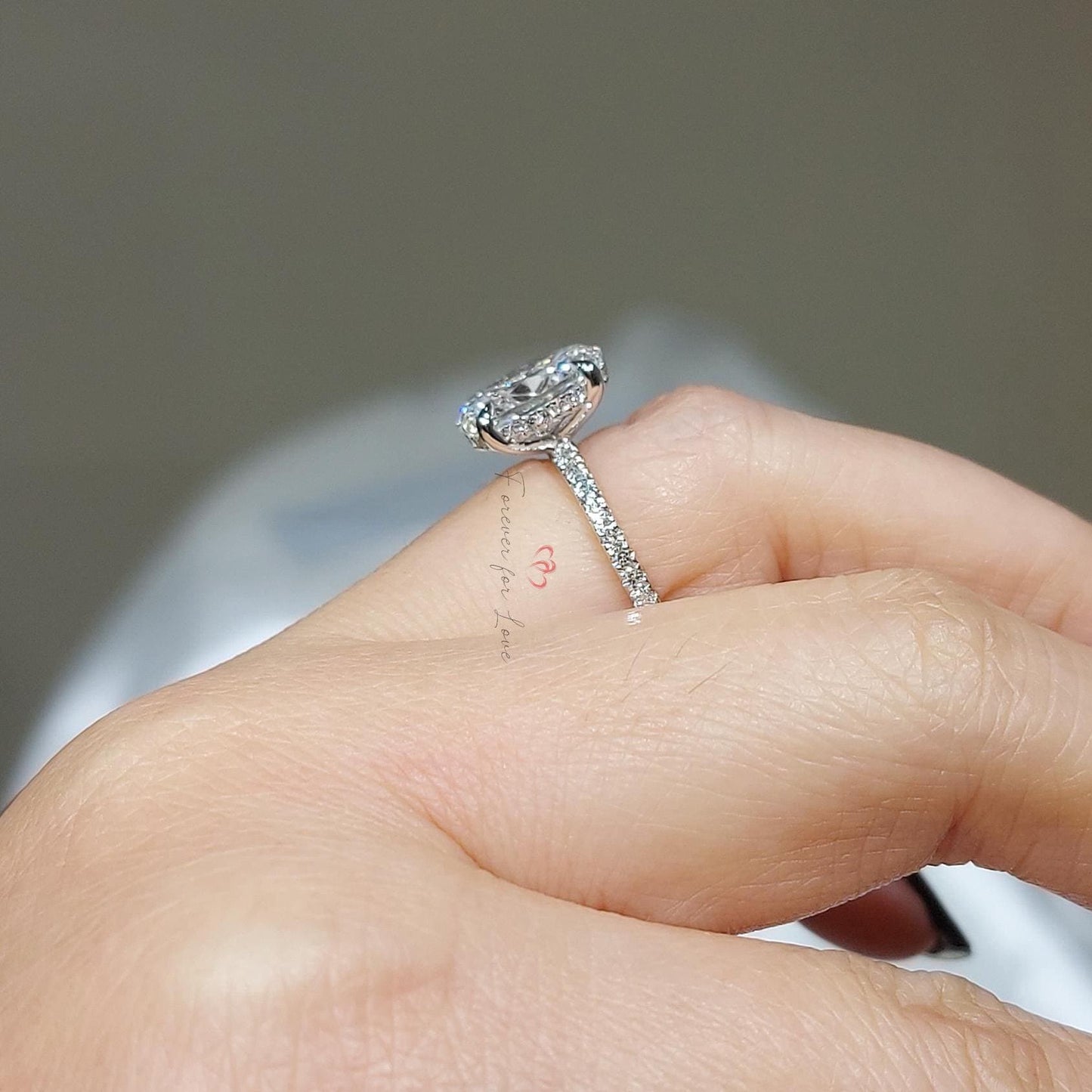 Bague de fiançailles solitaire ovale en diamant de laboratoire certifié IGI de 2,5 carats Oval cut 1Ct Moissanite taille brillant engagement ring in Gold or Platinum — custom handcrafted by Forever For Love