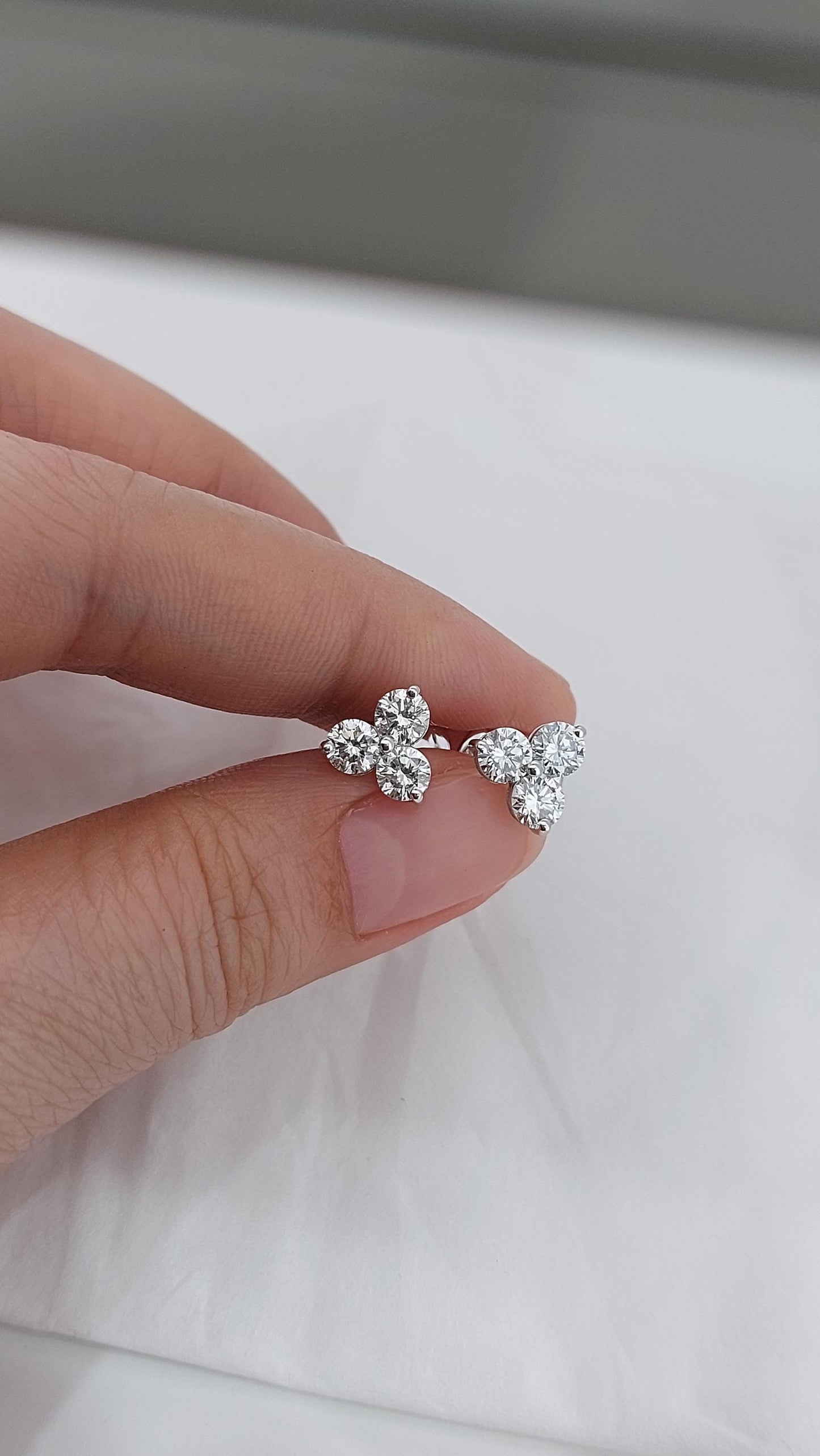 Ohrstecker aus 14 Karat Gold und Diamanten, 4 mm Diamant-Cluster-Ohrring mit Sicherheitsverschluss, Paar Ohrringe aus 14 Karat Rosé-, Weiß- und Gelbgold. Moissanite engagement ring in Gold or Platinum — custom handcrafted by Forever For Love