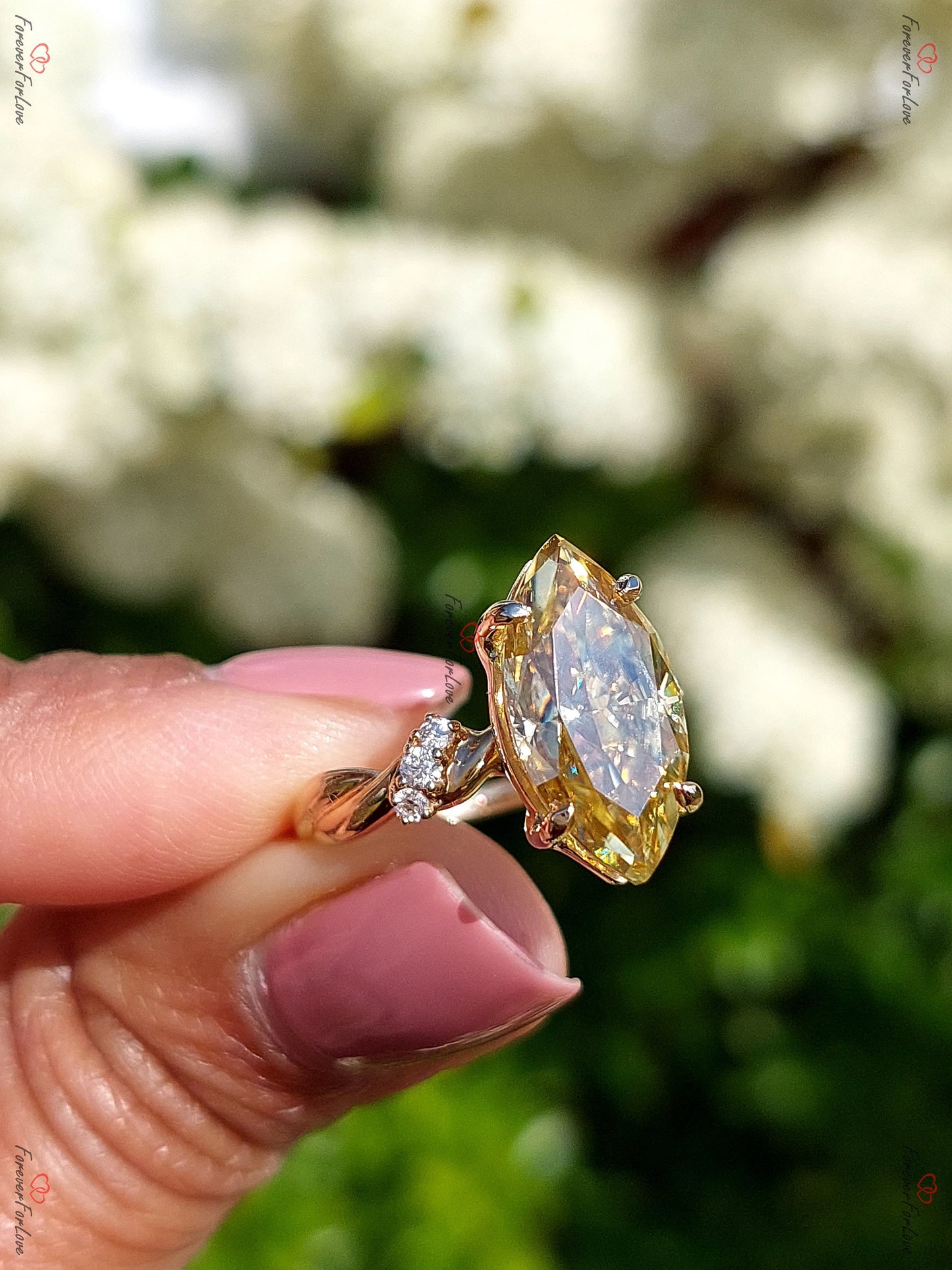 Alliance éternité en or jaune et moissanite marquise Marquise cut 1Ct Moissanite taille brillant engagement ring in Gold or Platinum — custom handcrafted by Forever For Love