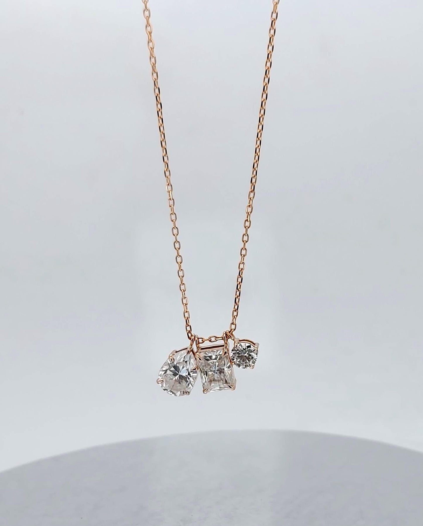 Pendentif flottant solitaire en or rose 14 carats, certifié IGI, avec diamants taille poire, émeraude et ronds, 4,5 ct E, VVS2, design personnalisé et chaîne Moissanite engagement ring in Gold or Platinum — custom handcrafted by Forever For Love