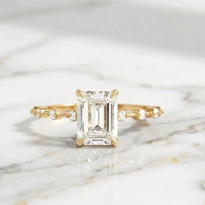Bague de fiançailles en diamant de laboratoire avec émeraude certifiée IGI de 3 carats Emerald cut 1Ct Moissanite taille brillant engagement ring in Gold or Platinum — custom handcrafted by Forever For Love