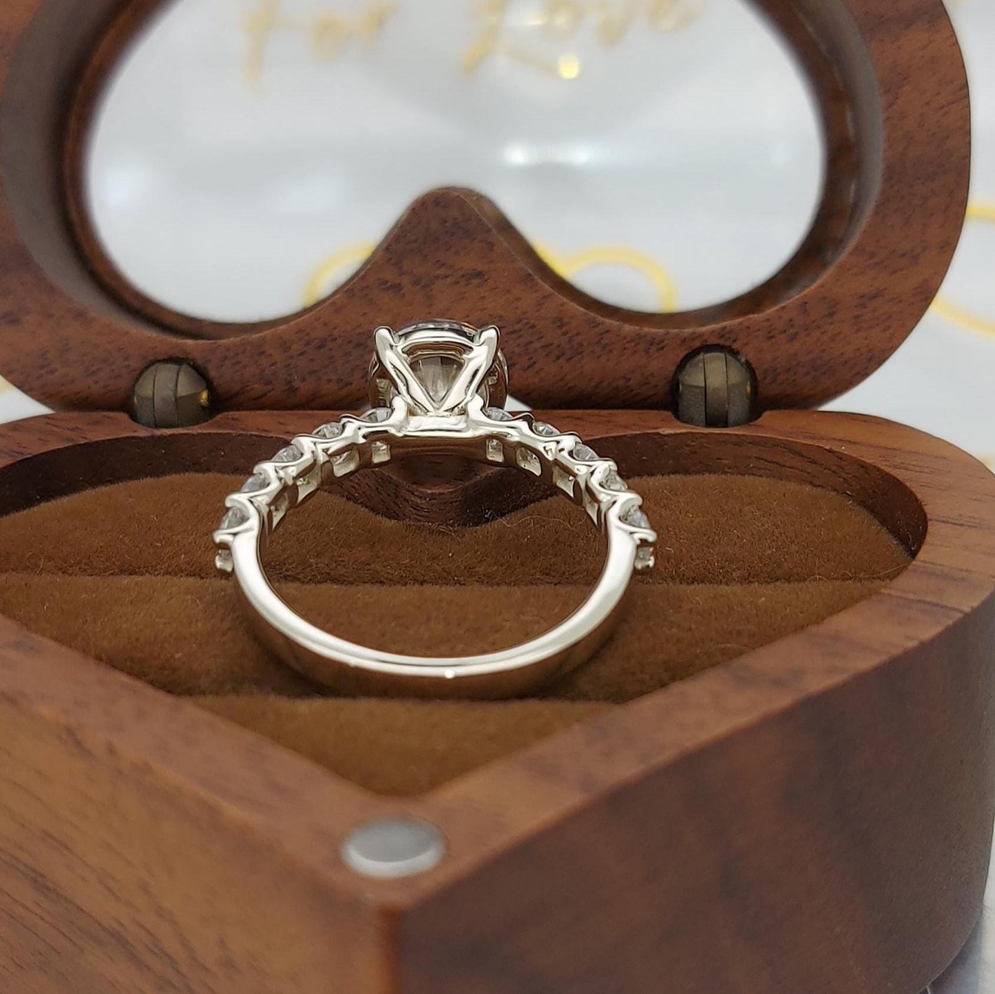 Bague de fiançailles ronde en moissanite de 2,5 carats Round cut 1Ct Moissanite taille brillant engagement ring in Gold or Platinum — custom handcrafted by Forever For Love