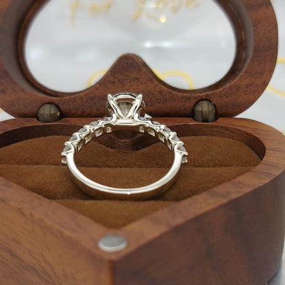2.5 Ct Round Moissanite Engagement Ring