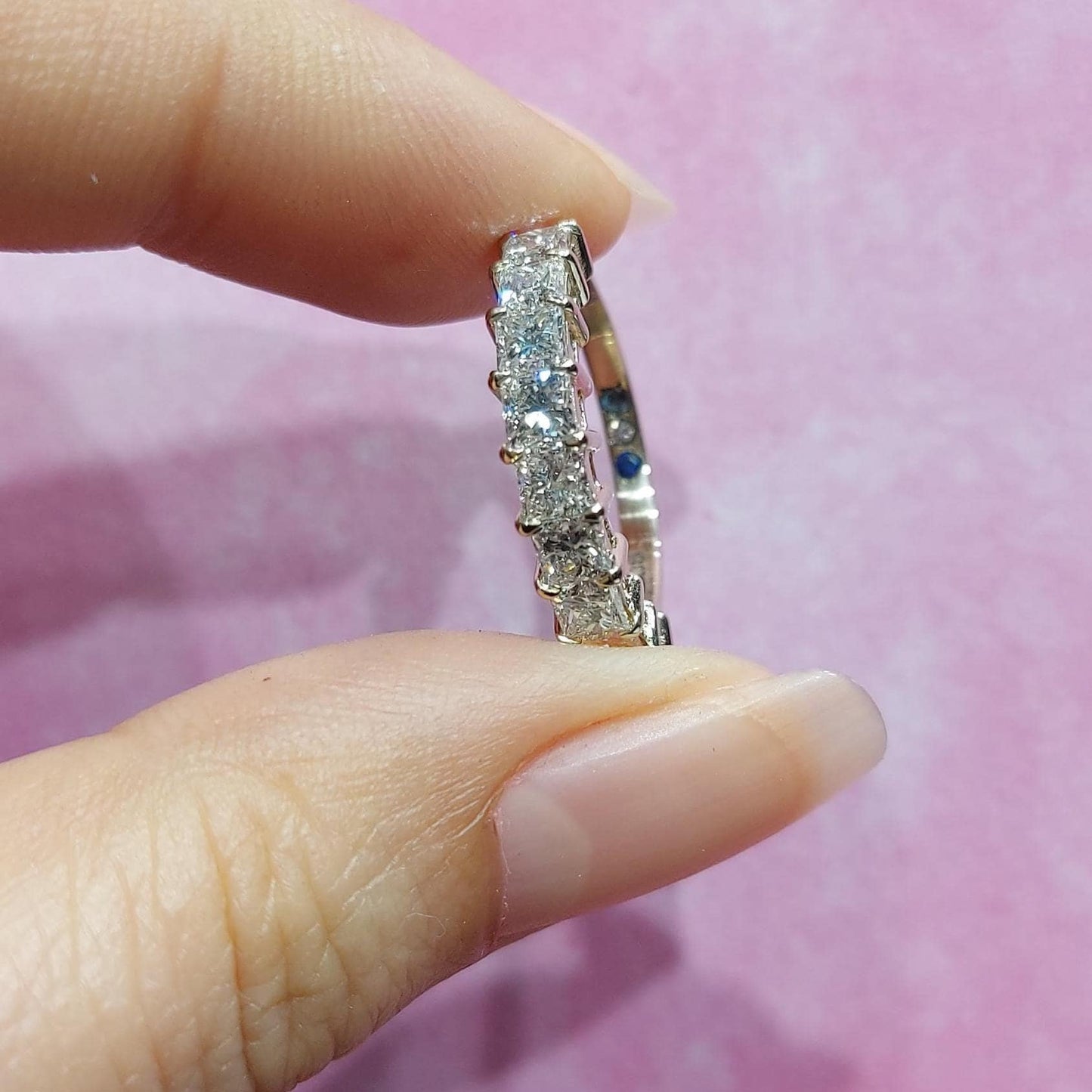Prinzessschliff Laborgezüchteter Diamant Ehering, Jahrestagsring für sie, Neun Stein Halb-Ewigkeitsring, Stapelbarer passender Ring als Geschenk für sie. Princess cut Moissanite engagement ring in 935er Argentium Silber — custom handcrafted by Forever For Love
